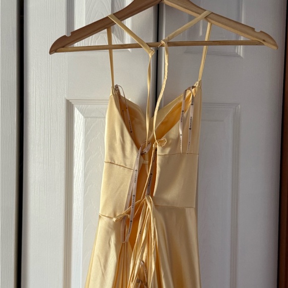 Faviana Open back Charmeuse Buttercream Gown Size: 10 - Picture 4 of 8